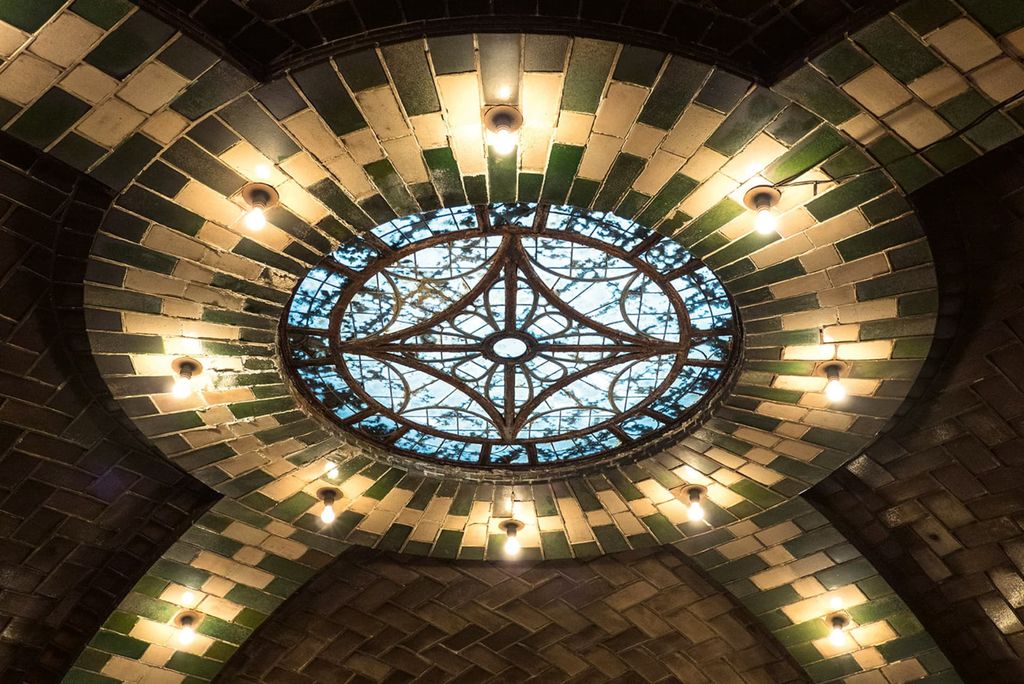 Klenuté dlaždicové stropy stanice City Hall jsou dílem Rafaela Guastavina Klenuté dlaždicové stropy stanice City Hall