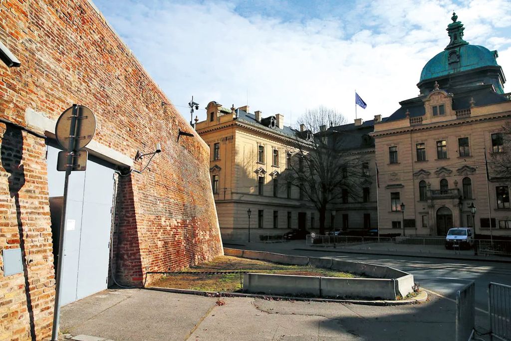 Jen málokterý Pražan tuší, co se za masivními vraty na Klárově skrývá Plechová vrata ve zdi na Klárově naproti Strakově akademii