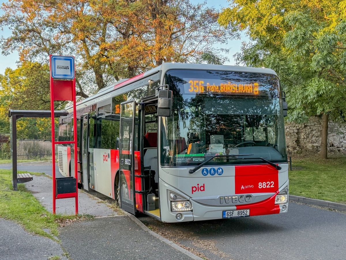 Vítěz fotosoutěže si odnáší cenu v podobě našeho autobusu z kostiček Lega