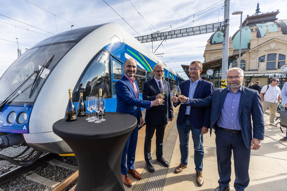 Představili jsme motoráky pro linku Plzeň - Domažlice, mají ikonické žluté dveře
