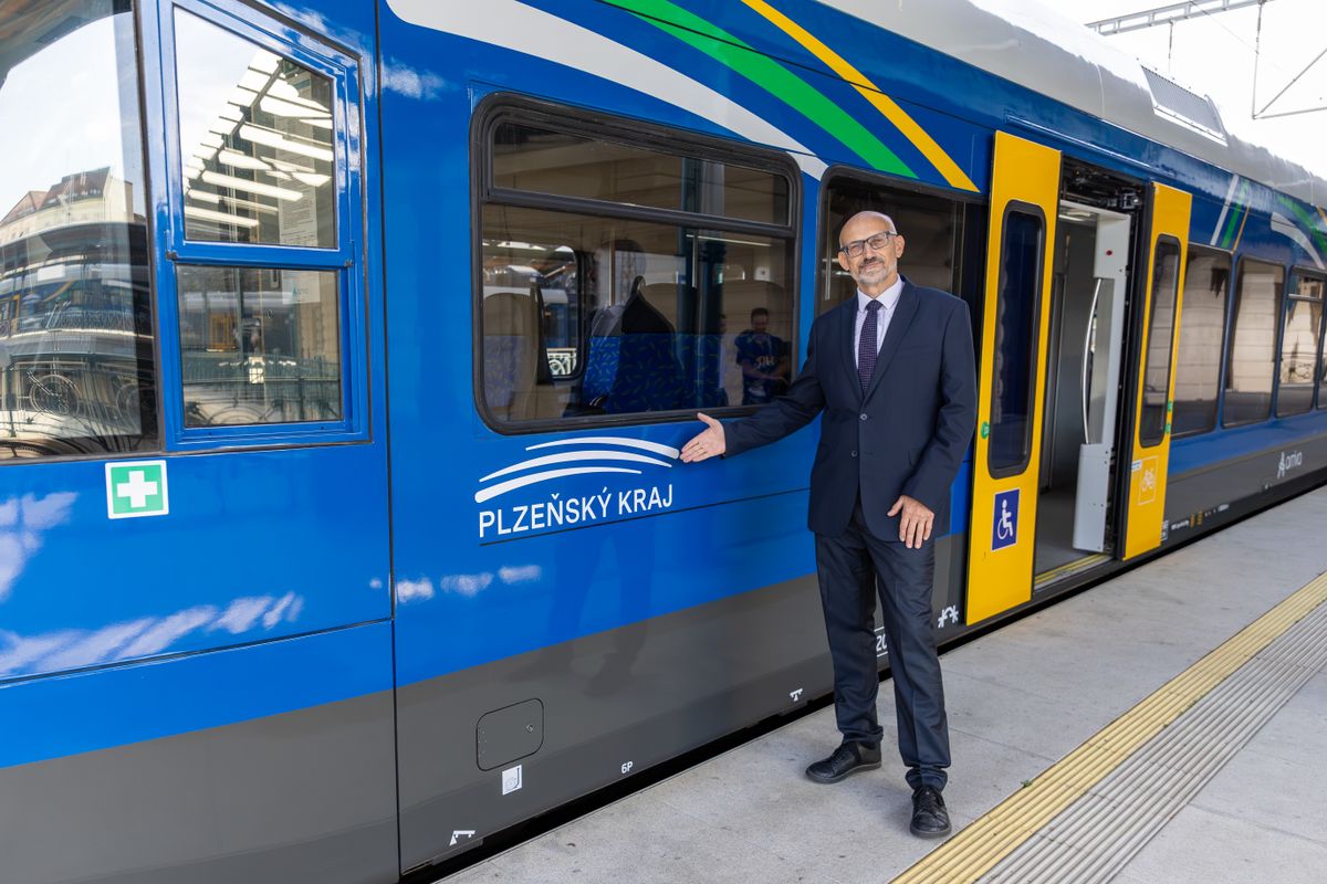 Představili jsme motoráky pro linku Plzeň - Domažlice, mají ikonické žluté dveře