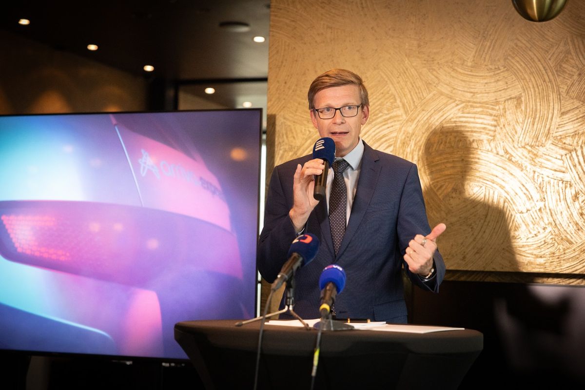 Tyrkysová s fialovou linkou a velkým X, to jsou naše vlaky z Prahy na západ Čech