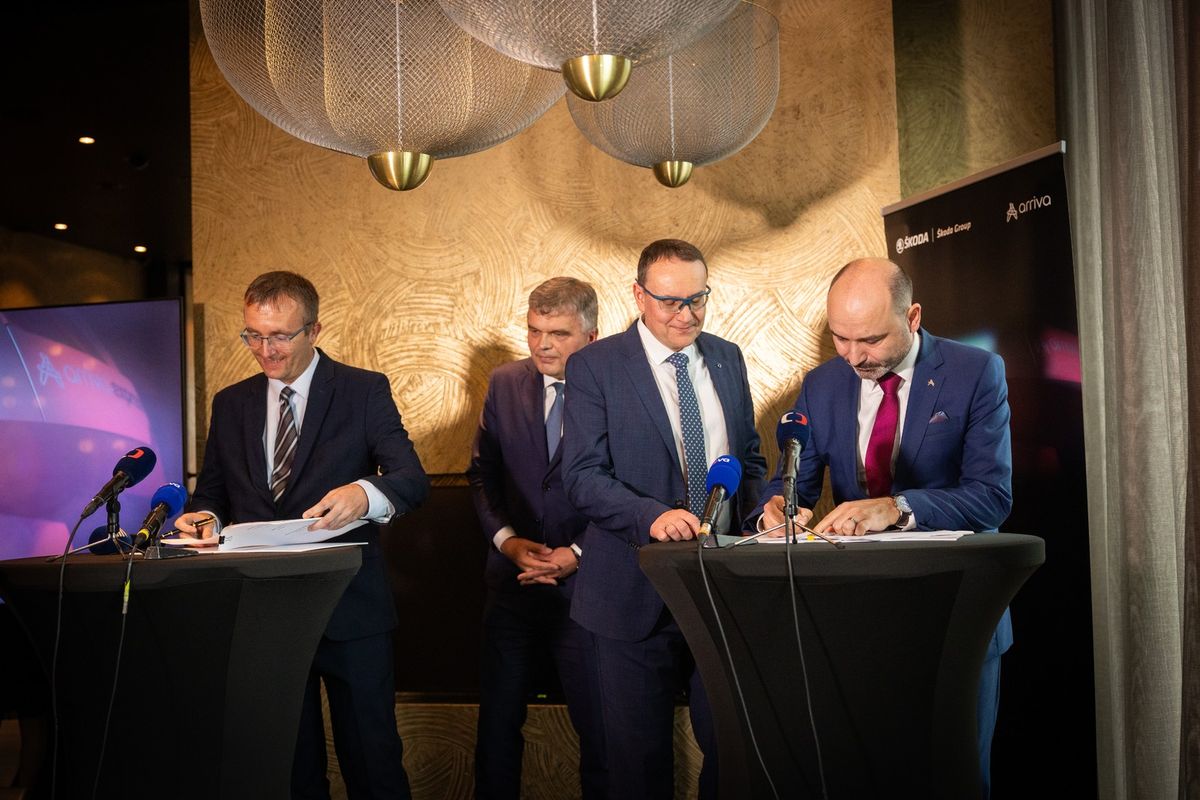 Tyrkysová s fialovou linkou a velkým X, to jsou naše vlaky z Prahy na západ Čech