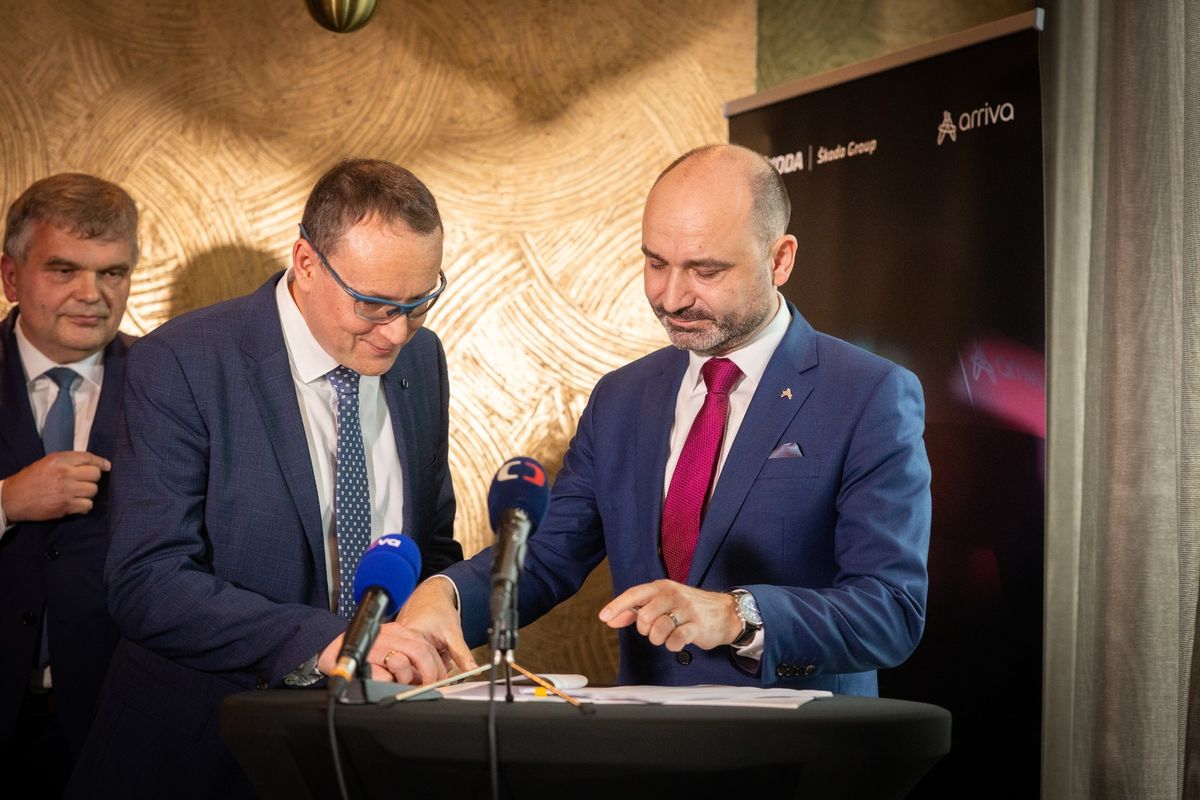 Tyrkysová s fialovou linkou a velkým X, to jsou naše vlaky z Prahy na západ Čech