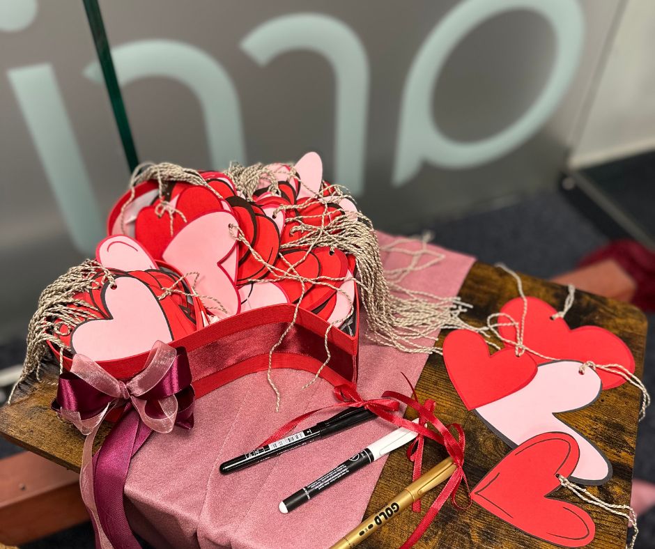 Vyfoťte se na naší zamilované lavičce, pět párů potěšíme valentýnským balíčkem