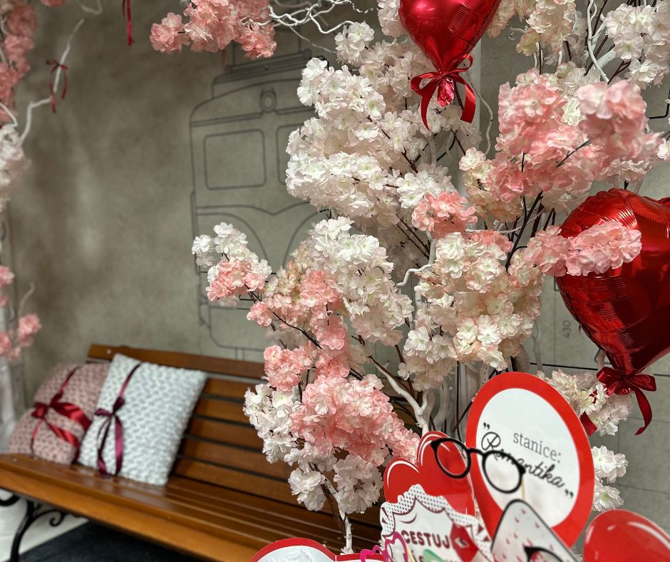 Vyfoťte se na naší zamilované lavičce, pět párů potěšíme valentýnským balíčkem