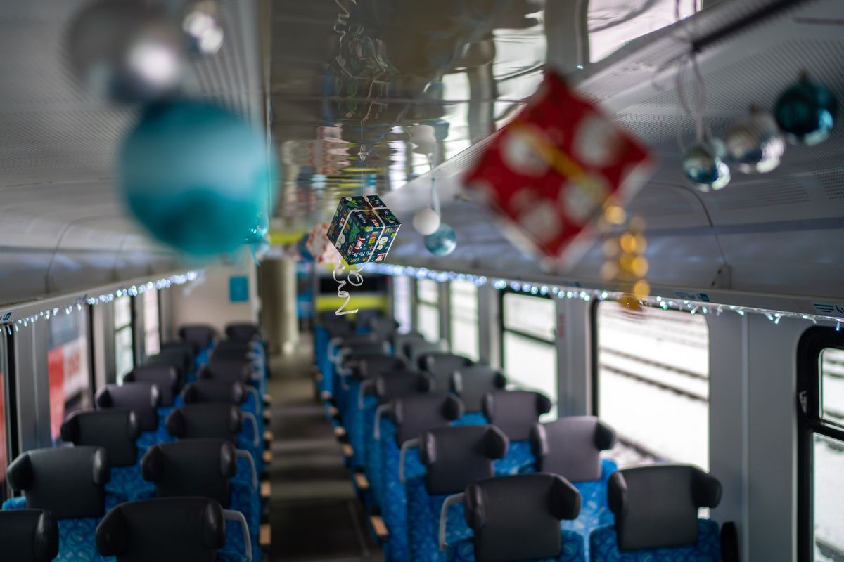 Náš vánoční vlak svítí stovkami světýlek a letos plní přání dětí z dětského domova