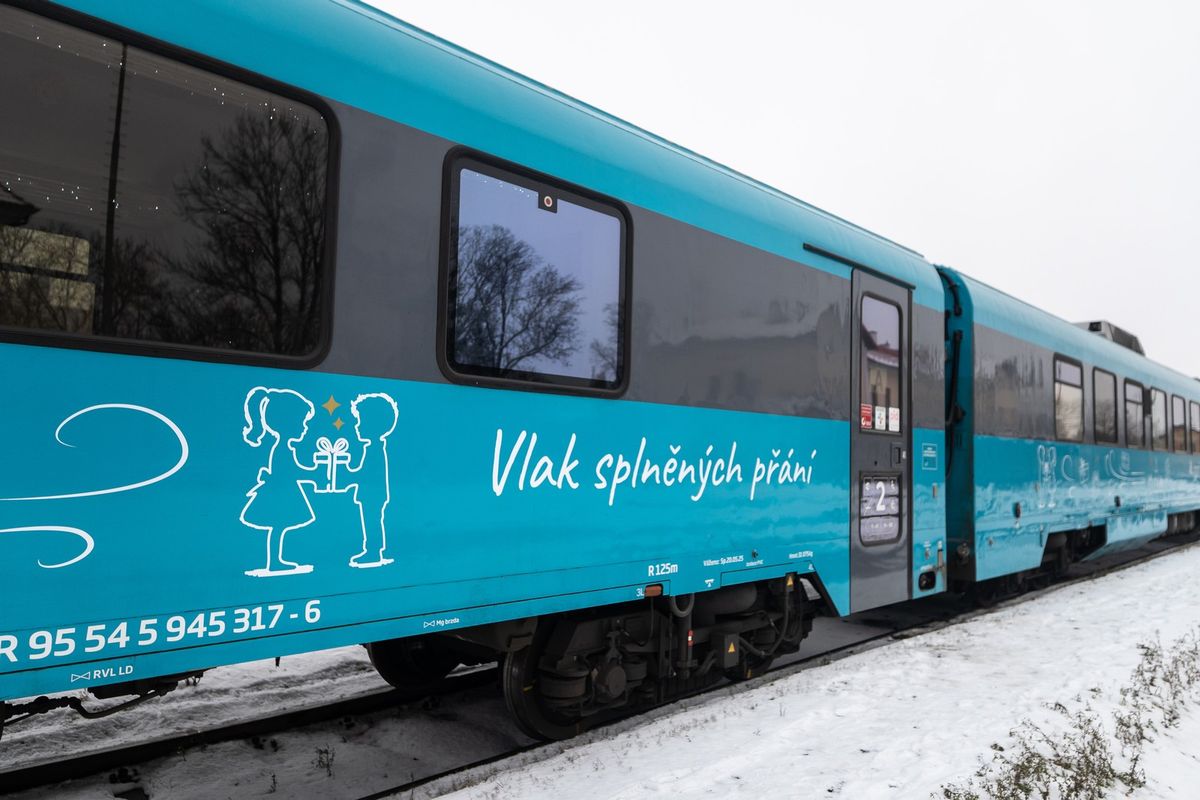 Náš vánoční vlak svítí stovkami světýlek a letos plní přání dětí z dětského domova