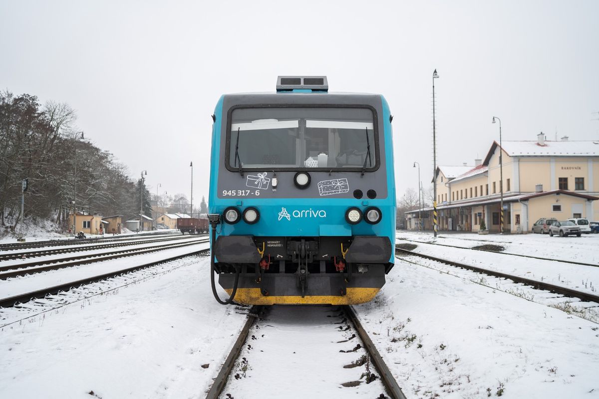 Náš vánoční vlak svítí stovkami světýlek a letos plní přání dětí z dětského domova