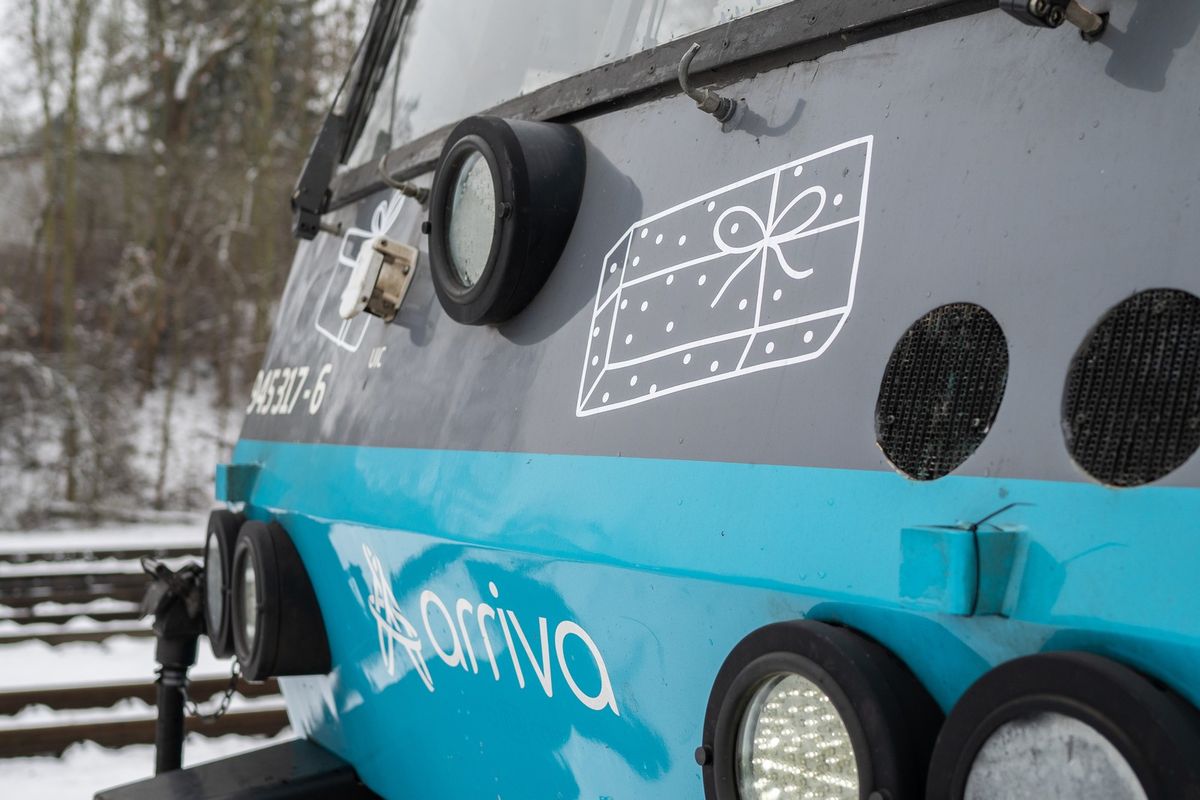 Náš vánoční vlak svítí stovkami světýlek a letos plní přání dětí z dětského domova