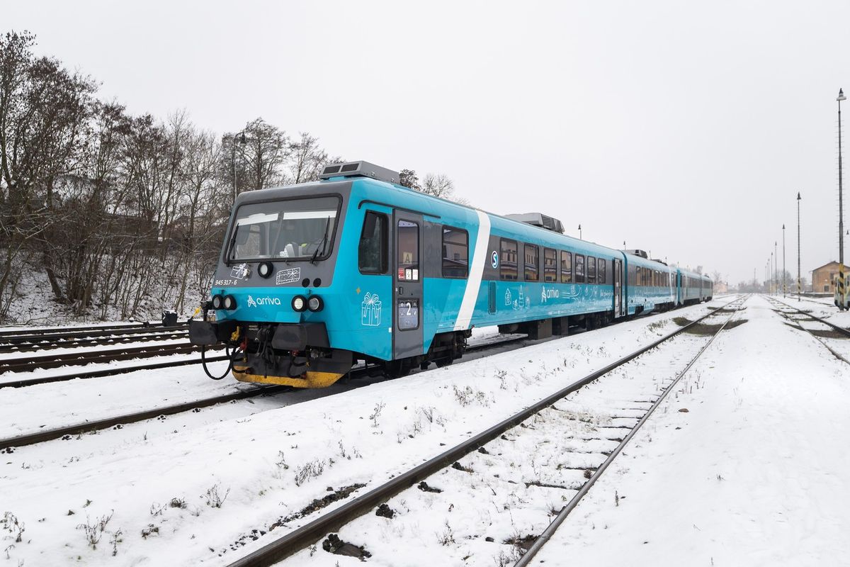 Náš vánoční vlak svítí stovkami světýlek a letos plní přání dětí z dětského domova