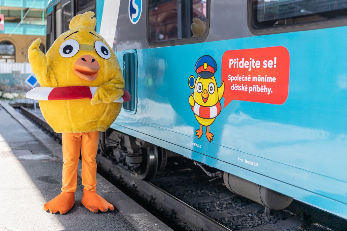 Stali jsme se spojencem sbírky Pomozte dětem, po Čechách jezdí vlak s Kuřetem