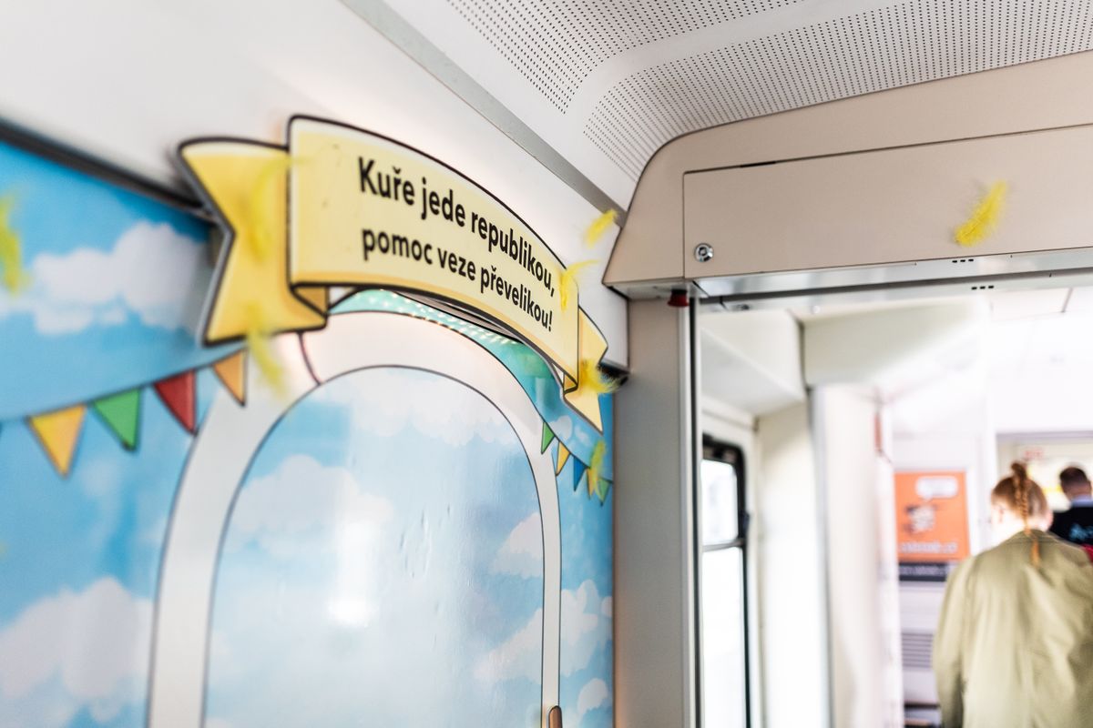 Stali jsme se spojencem sbírky Pomozte dětem, po Čechách jezdí vlak s Kuřetem