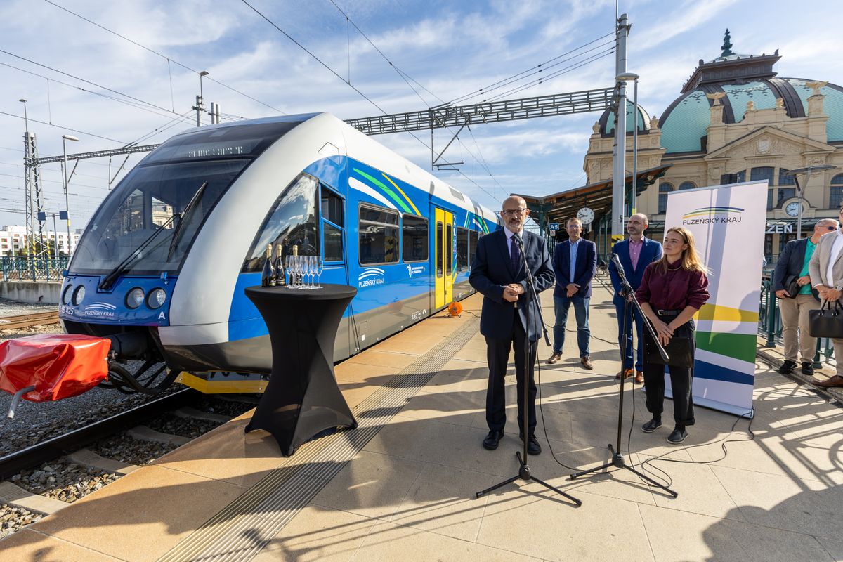 Představili jsme motoráky pro linku Plzeň - Domažlice, mají ikonické žluté dveře