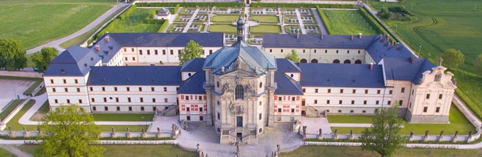 Kuks ožije zahradnickými trhy, i přes probíhající výluky tady zastaví naše rychlíky