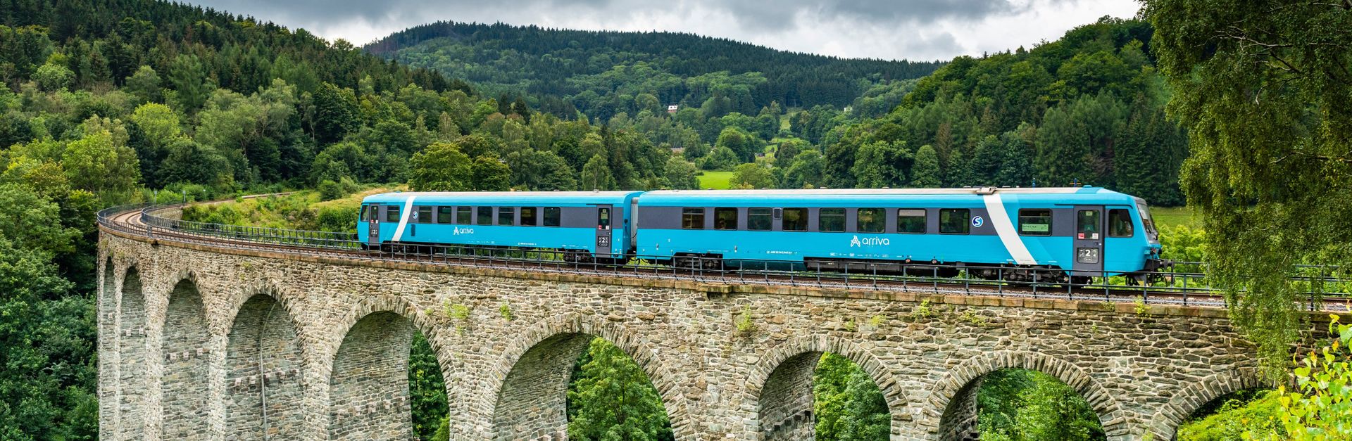 S naším rychlíkem z Liberce do Pardubic objevíte české granáty, roubenky i vyhlídky