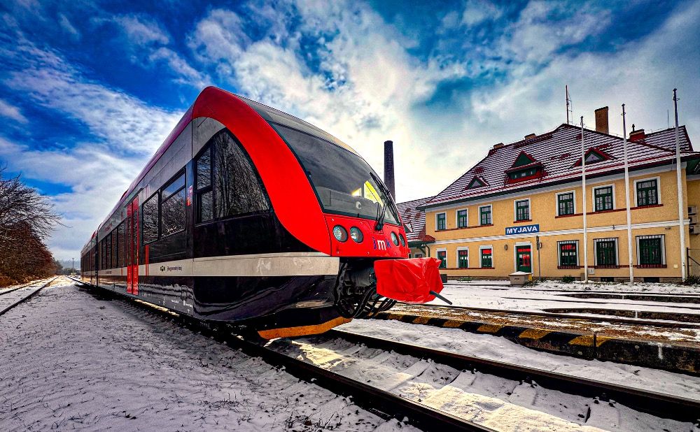 Vítěz fotosoutěže si odnáší cenu v podobě našeho autobusu z kostiček Lega
