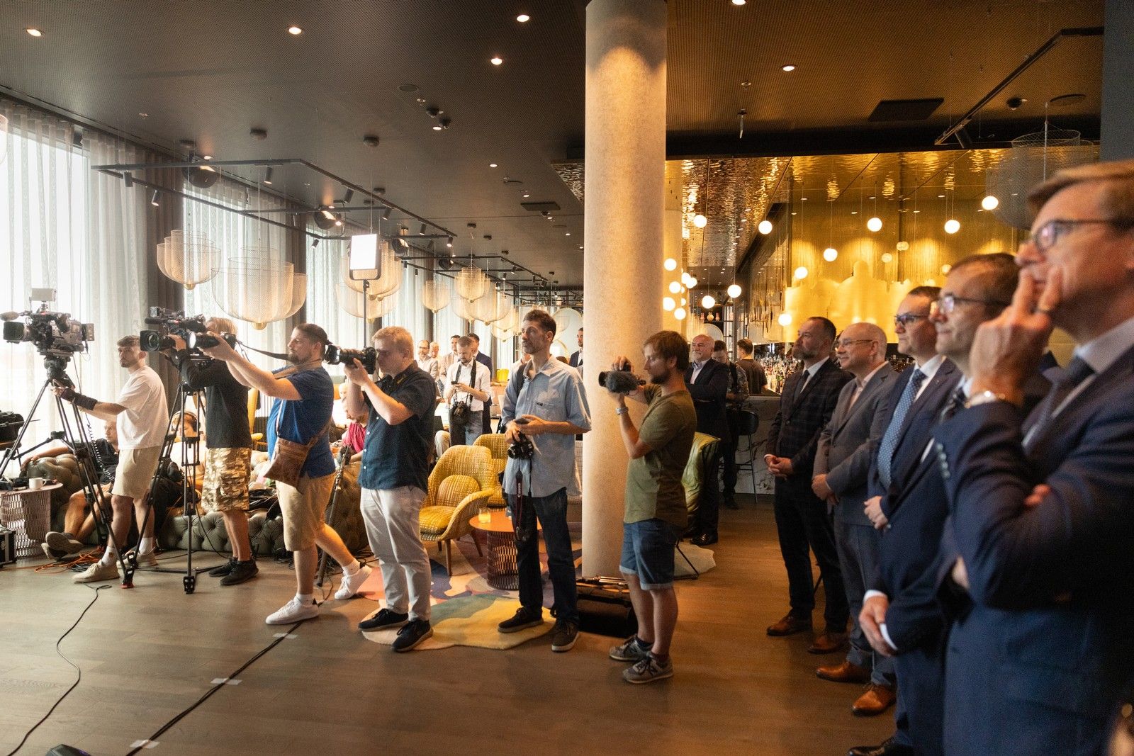 Tyrkysová s fialovou linkou a velkým X, to jsou naše vlaky z Prahy na západ Čech