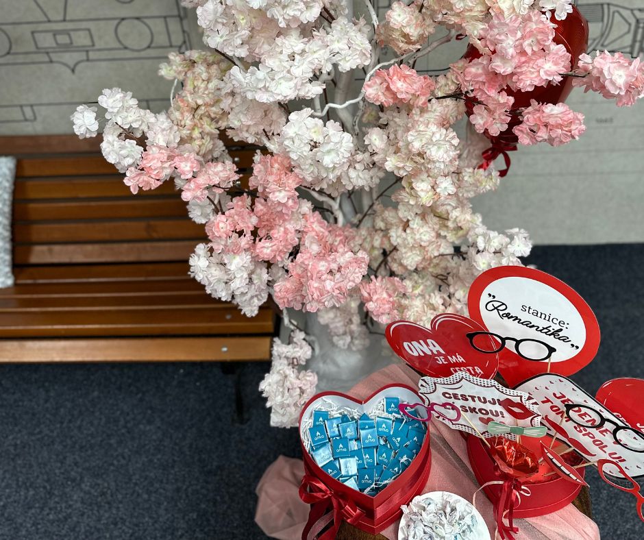 Vyfoťte se na naší zamilované lavičce, pět párů potěšíme valentýnským balíčkem