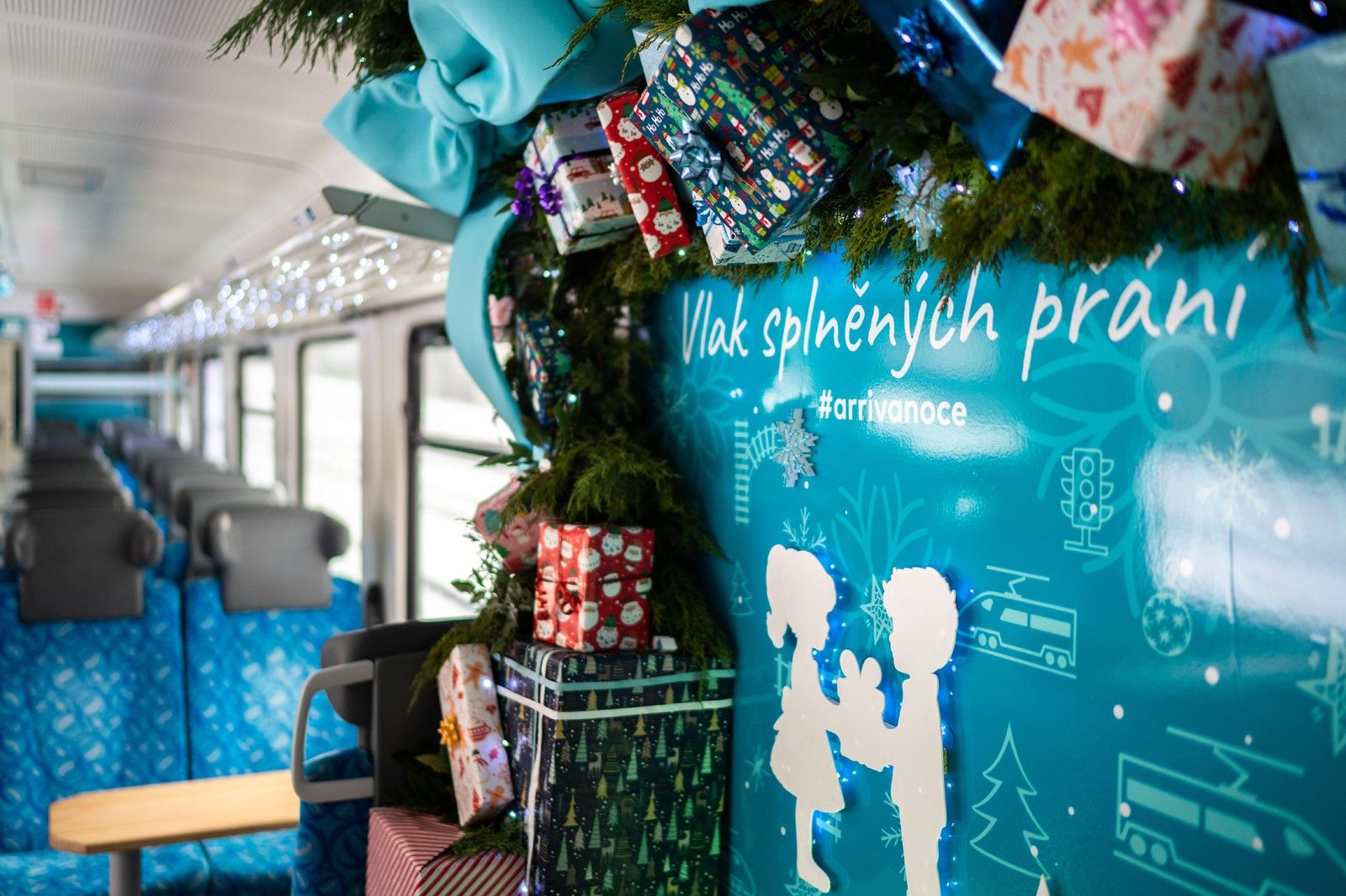 Náš vánoční vlak svítí stovkami světýlek a letos plní přání dětí z dětského domova